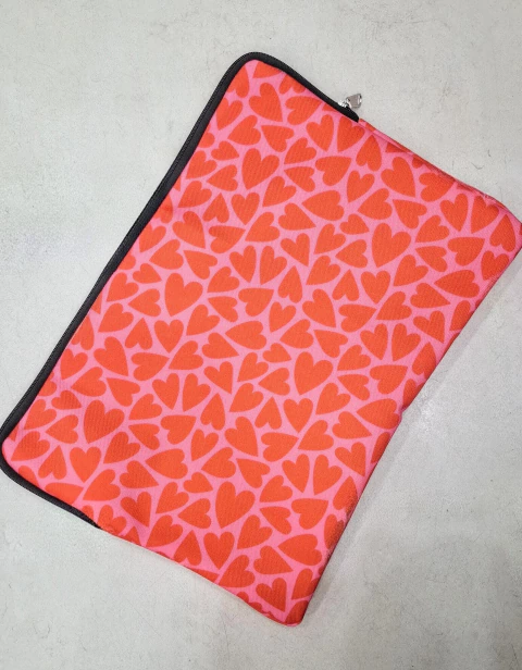 Funda para notebook con corazones