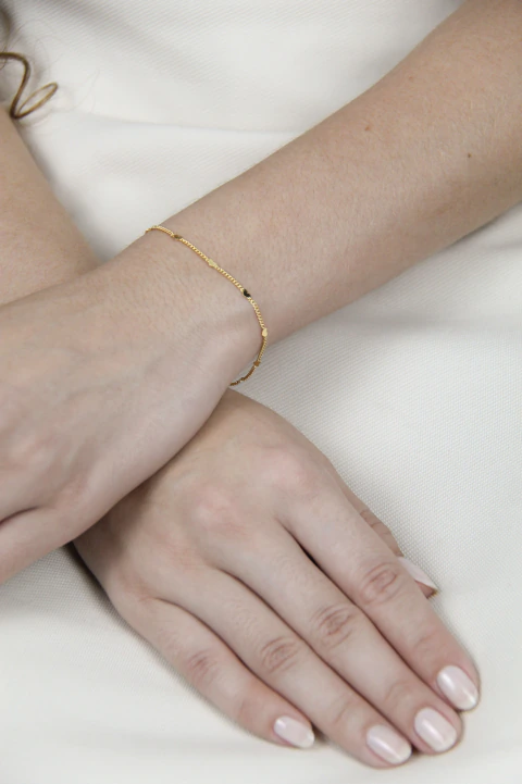 Pulseira Correntinha Detalhes Coração - Dourado