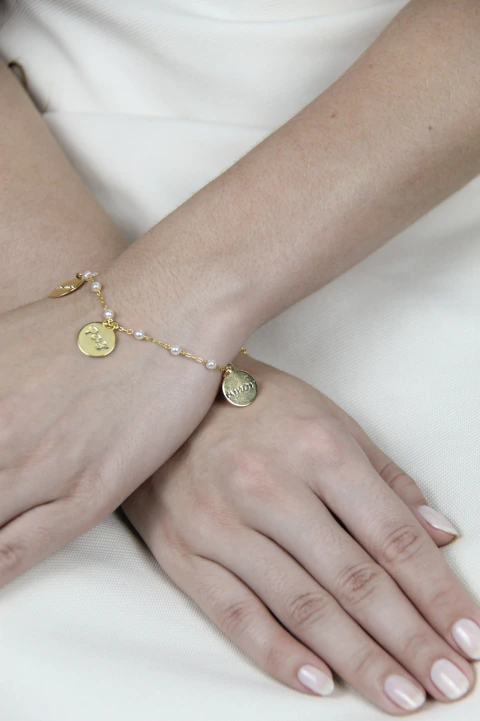 Pulseira Correntinha Pérola Medalhinhas Positivas - Dourado