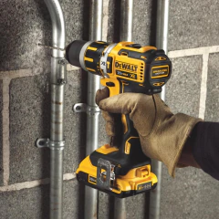 TALADRO PERCUTOR ATORNILLADOR DEWALT 70Nm MANDRIL METALICO DE 13MM + 2 BATERIAS DE 2.0AH + CARGADOR + MALETIN - FASE