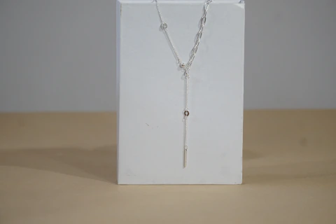 Collar Corbatita Asimétrico – Delicadeza y Tendencia Minimalista
