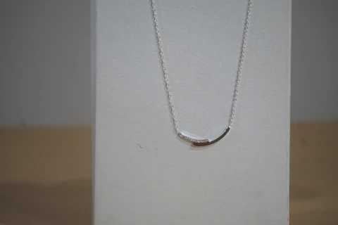 Collar Corbatita Asimétrico – Delicadeza y Tendencia Minimalista