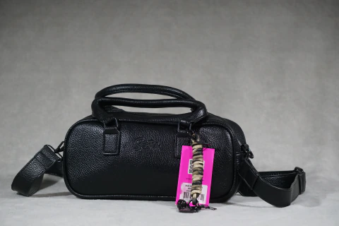 Cartera Skora Negra – Diseño Urbano y Estilo Baguette