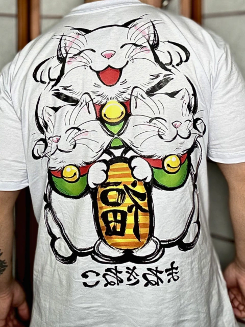 Camiseta Maneki Neko • Inafuko • Branca