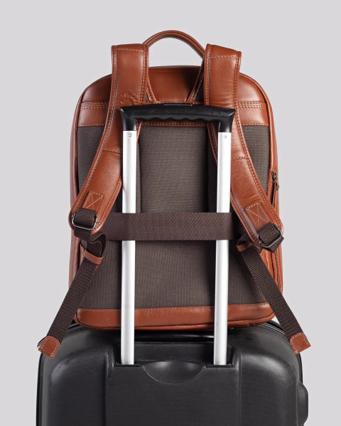 Imagem do Mochila para Viagem Couro Slim | Madrid Caramelo