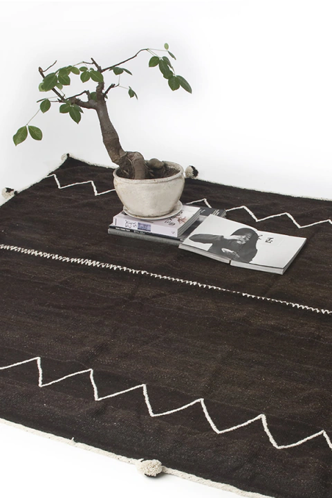 PULLO NEGRO CON POMPONES