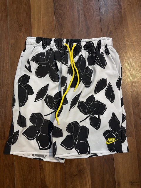 Bermuda Nike Floral Branco / Preto