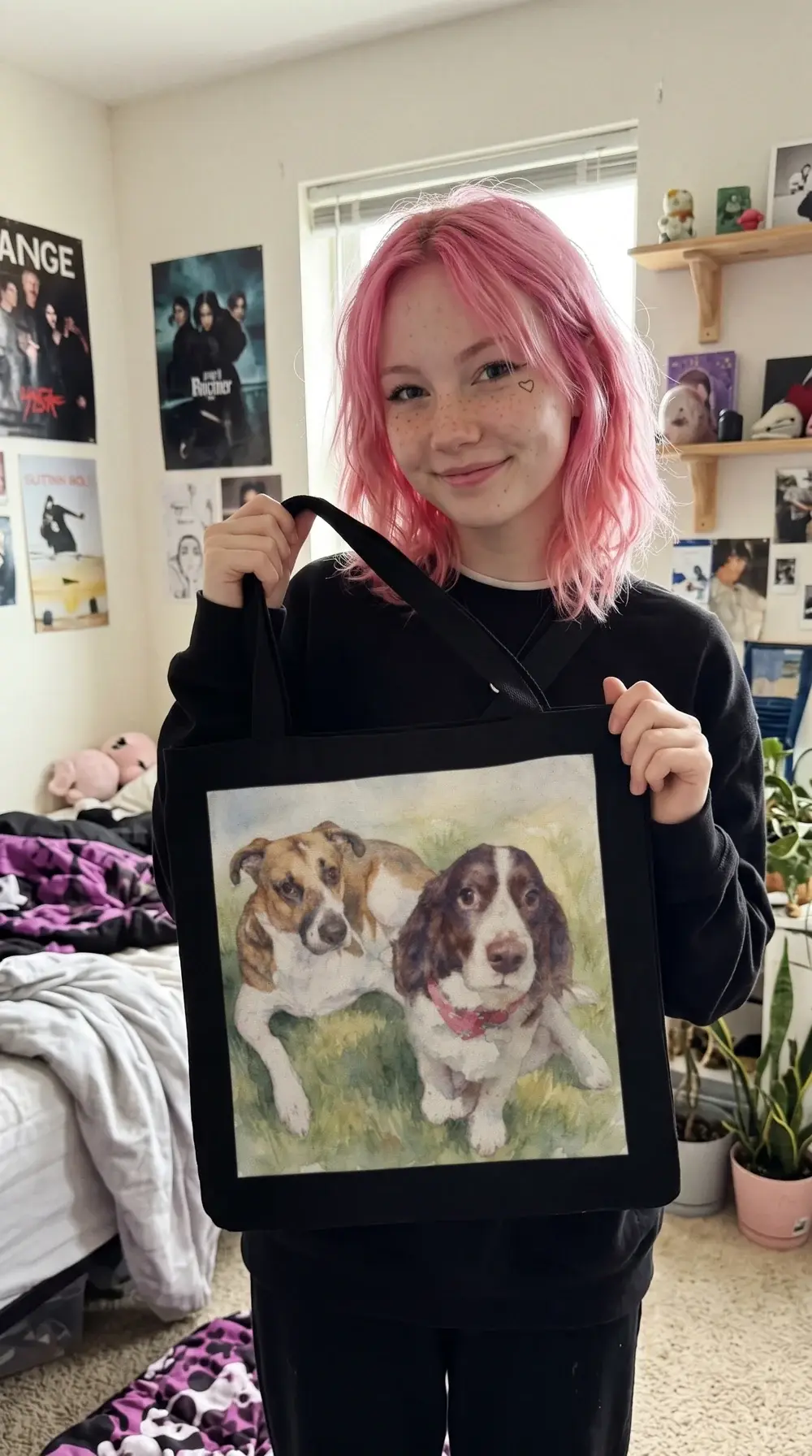 Una chica de cabello rosa muestra una tote bag con la ilustración de dos perritos