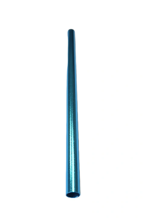 Sorbete corto de aluminio anodizado color celeste sobre fondo blanco