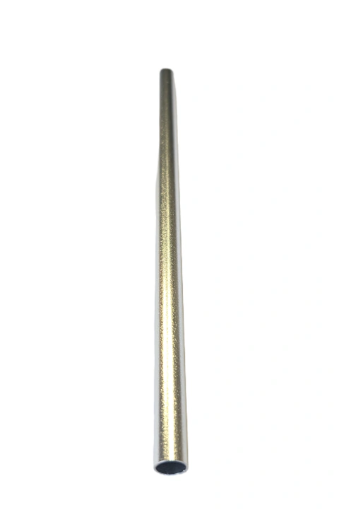 Sorbete corto de aluminio anodizado color dorado sobre fondo blanco
