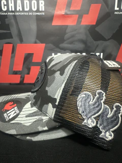 Gorra camuflada con parche de gallo - La Casa del Luchador