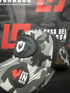 Gorra camuflada con parche de gallo en internet