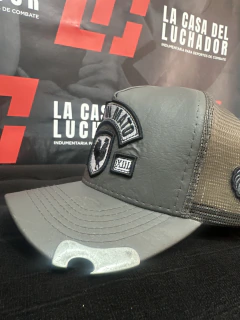 Gorra con logo bordado y abridor Mató en internet