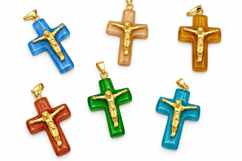 Dije Cruz de Piedra Natural con Cristo Dorado