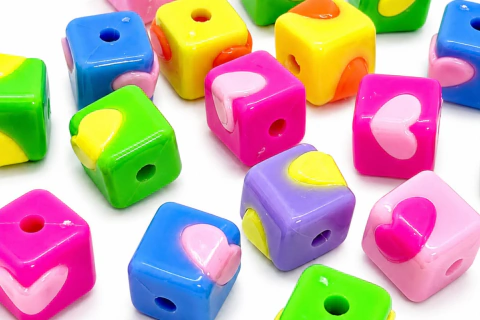 Dado corazón multicolor pasante