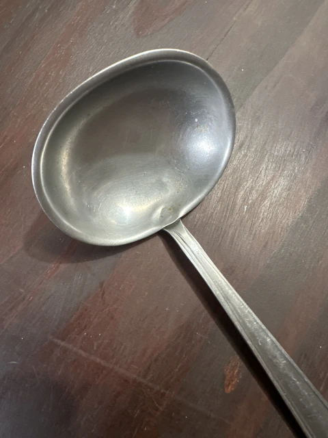 Cucharón de metal con mango decorado
