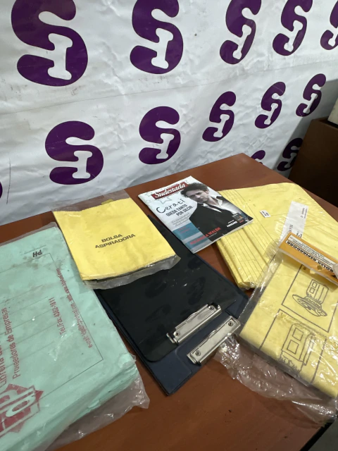 Lote de artículos de librería, carpetas, bolsas para aspiradora.
