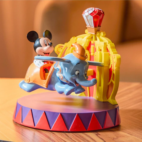Estatueta Mickey Mouse na Atração Dumbo the Flying Elephant (85 Anos)