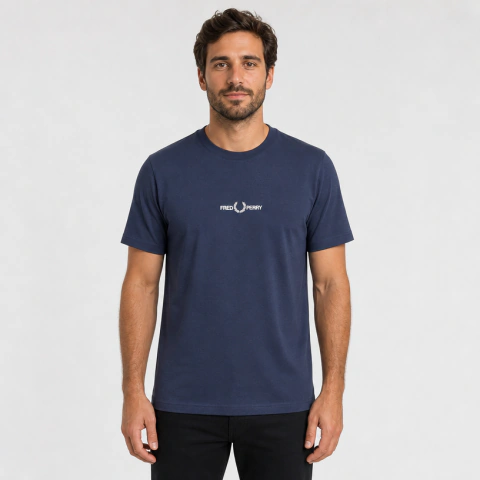 Camiseta de algodão pima azul-marinho com estampa branca central - modelo de frente