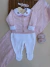 Conjunto de saída maternidade para bebê menina em rosa bebê e branco com macacão, casaco com poás, manta combinando e sapatinhos bordados