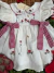 Vestido infantil branco com bordados manuais de flores e cogumelos, laços em estampa vichy vermelha e mangas bufantes