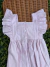 Detalhe do busto do vestido infantil rosa claro Maria Flor Rococó com botões frontais e mangas bufantes