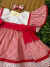 Vestido infantil vermelho de xadrez com detalhes em branco, laço vermelho lateral e bordado delicado na barra, acompanhado de laço de cabelo combinando