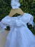 Vestido branco delicado para bebê com detalhes em renda renascença artesanal no busto e barra, mangas bufantes e laço decorativo