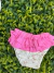 Calcinha franzida para bebê com babados rosa e estampa floral delicada em fundo off-white