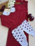 Conjunto de saída maternidade para bebê com macacão branco e vermelho com corações, casaco vermelho de tricô e sapatinhos combinando