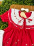 Vestido infantil vermelho com gola dupla branca bordada à mão com flores rococó, detalhes florais no barrado e laço vermelho na gola, tecido tricoline 100% algodão.