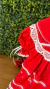 Detalhe do vestido natalino vermelho com babados, mangas bufantes e renda renascença branca