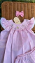 Conjunto infantil rosa bebê xadrez com blusinha e short, detalhes bordados e laço combinando