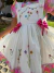 Vestido infantil Doce Arraiá com estampa xadrez colorida, mangas bufantes, bordados florais e laços pink