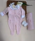 Conjunto saída maternidade rosa bebê com macacão, casaco bordado com laços, manta coordenada e sapatinhos brancos com pérolas