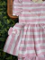 Vestido batinha rosa listrado com branco para bebê, com detalhes de laço e bordado delicado, tecido de algodão