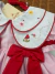 Detalhe do vestido infantil Bosque Encantado com gola dupla branca bordada, laço vermelho e bordados de cogumelo, flores e borboleta