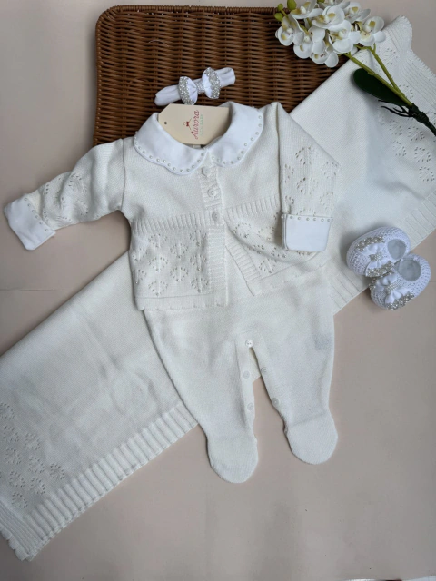 Conjunto saída maternidade off white com macacão, casaco em tricô com detalhes delicados, manta combinando e sapatinhos brancos com pérolas