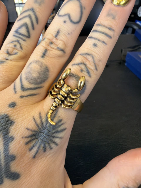 Anel escorpião dourado