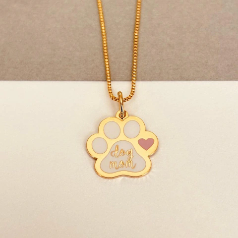 Pingente Dog Mom folheado em ouro 18k