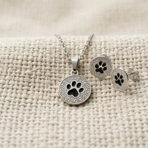 Conjunto colar e brinco com patinha preta em aço inox