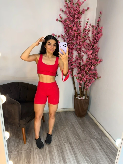 Conjunto fitness cropped e shorts