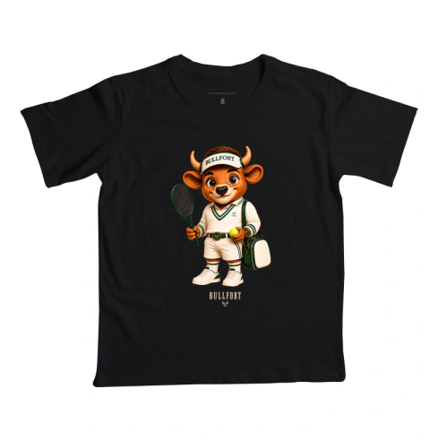 Camiseta infantil preta com estampa de touro jogando tênis vestido com roupa esportiva branca e boné com a palavra Bullfort