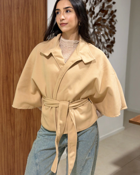 Poncho com faixa na cor bege
