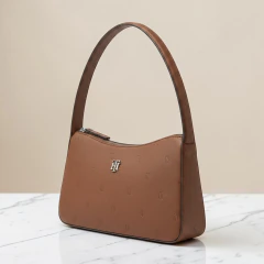 Bolsa Tommy Hilfiger Ombro Baguete em Couro Caramelo Monograma - comprar online