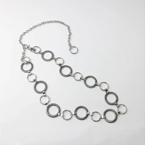 Cinto de Metal com Argolas Vazadas Texturizadas e Corrente Extensora