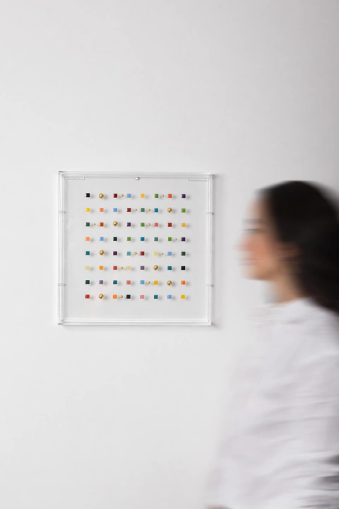Estado de Cor, quadro de arte contemporânea do Estúdio Azzi, pendurado na parede ao lado de modelo