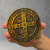 Adesivo 3D Medalha de São Bento Dourado 10 cm - comprar online
