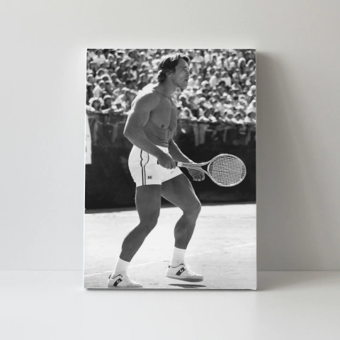 Arnold playing tennis en internet
