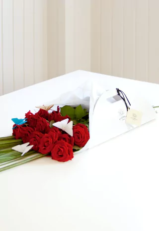 Q4 - Ramo 15 rosas rojas y mariposas